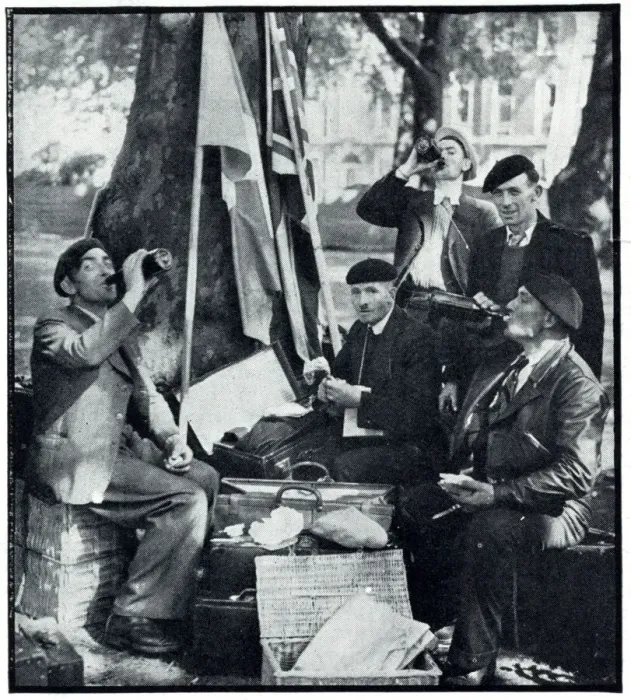 Framed Print : French reservists enjoying lunch in London, September 1939 Framed Print : French reservists enjoying lunch in London, September 1939
