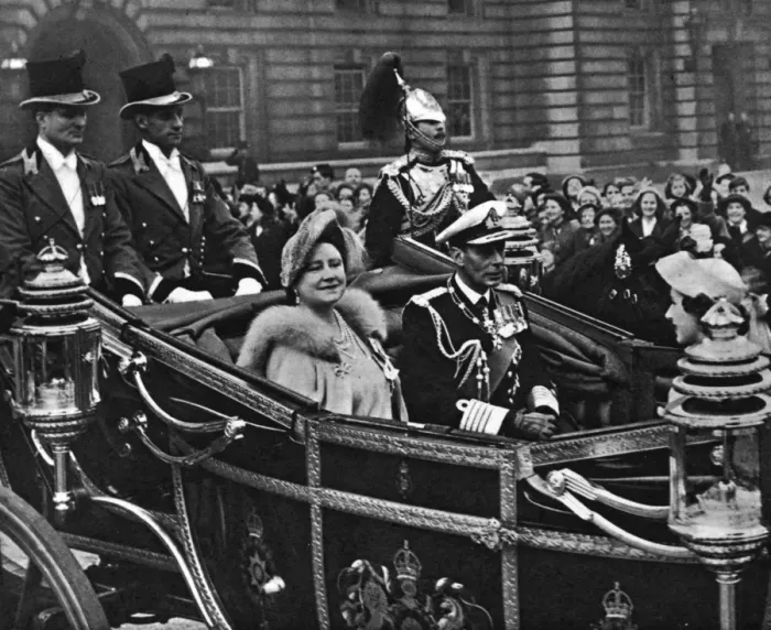 Framed Print : George VI and Queen Elizabeth leaving Buckingham Palace
