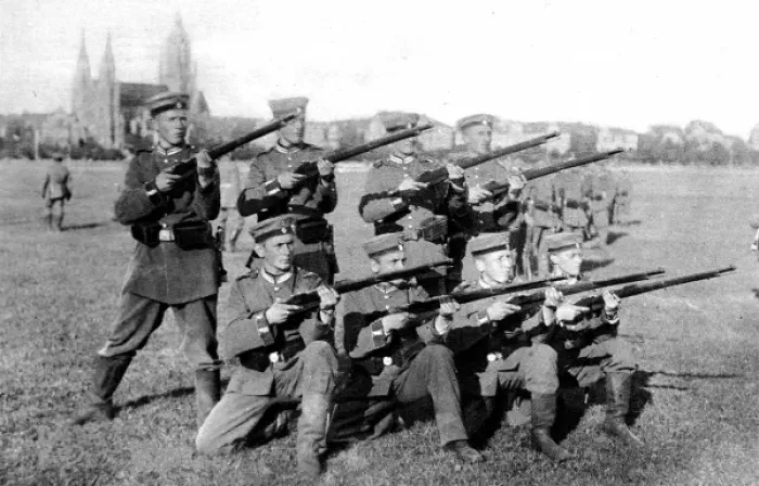 Framed Print : Germanys reply to Kitcheners army: Volunteers (Freiwillige) at drill for entry into the field in Framed Print : Germanys reply to Kitcheners army: Volunteers (Freiwillige) at drill for entry into the field in