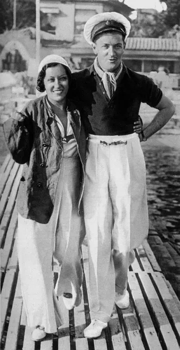 Framed Print : Gloria Swanson and Michael Farmer at Juan les Pins Framed Print : Gloria Swanson and Michael Farmer at Juan les Pins