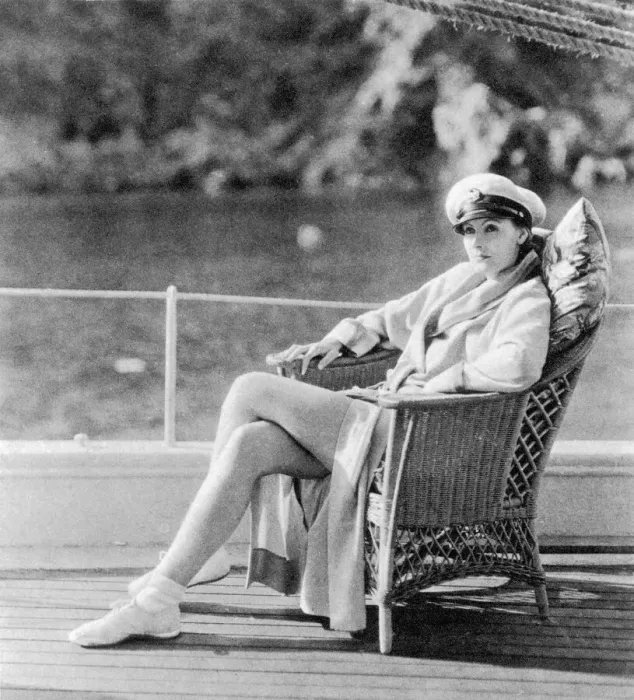 Framed Print : Greta Garbo (1905-1990) Framed Print : Greta Garbo (1905-1990)