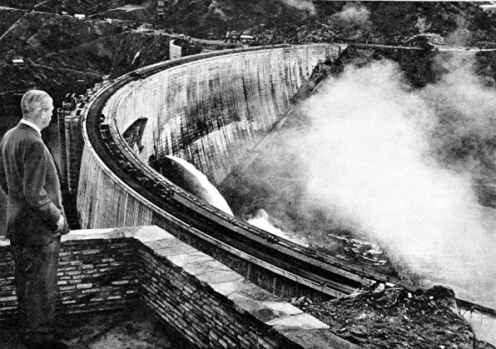 Framed Print : Harold Macmillan looking at the Kariba Dam, 1960 Framed Print : Harold Macmillan looking at the Kariba Dam, 1960
