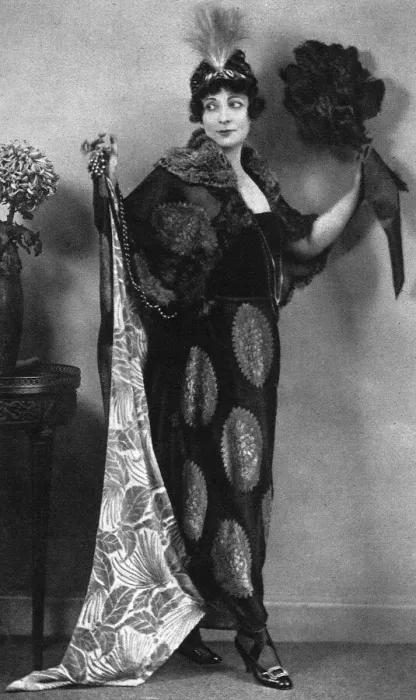 Framed Print : Hazel Lavery in a Lucile gown for Petticoat Lane Tombola WWI
