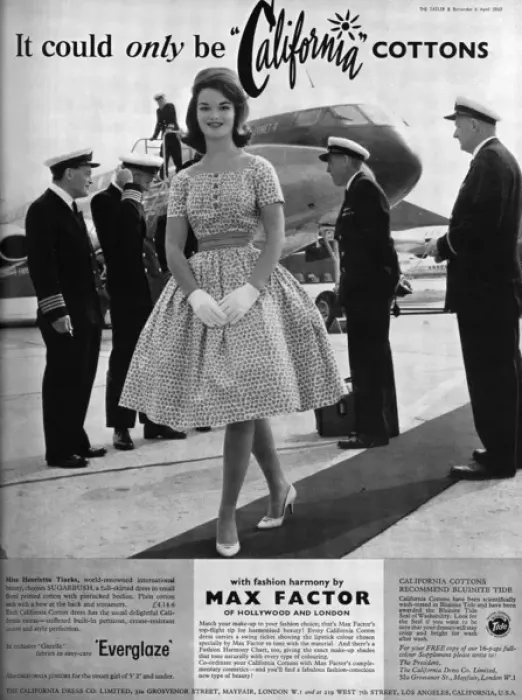 Framed Print : Henrietta Tiarks modelling California Cottons dress, 1960 Framed Print : Henrietta Tiarks modelling California Cottons dress, 1960