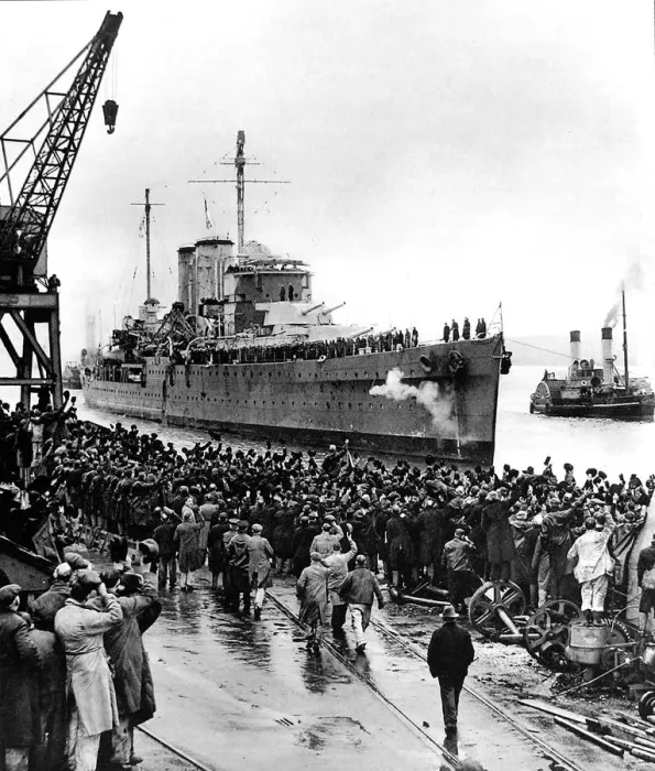Framed Print : HMS Exeter arriving at Plymouth, Second World War, 1940 Framed Print : HMS Exeter arriving at Plymouth, Second World War, 1940