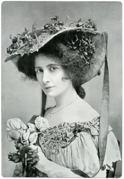 Framed Print : Ida Rene, famous artist at the time, sining at the London Pavilion. Date: 1904