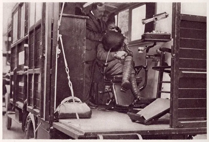 Framed Print : Interior of a new mobil van to treat toothaches and trench-gum, for the trenches, costing of £900 by the Civil Service Federation. Date: 1916