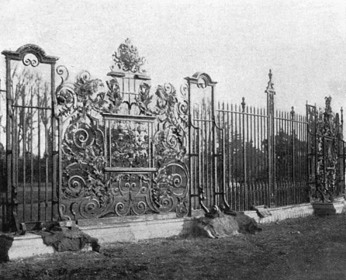 Framed Print : Ironwork railings at Hampton Court Framed Print : Ironwork railings at Hampton Court