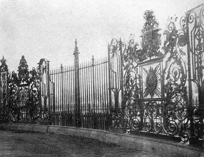 Framed Print : Ironwork railings at Hampton Court