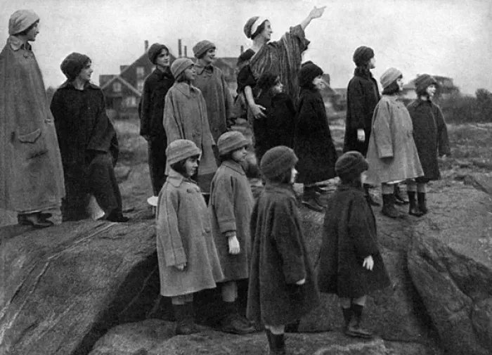 Framed Print : Isadora Duncan teaching children at Rye, New York, WW1 Framed Print : Isadora Duncan teaching children at Rye, New York, WW1