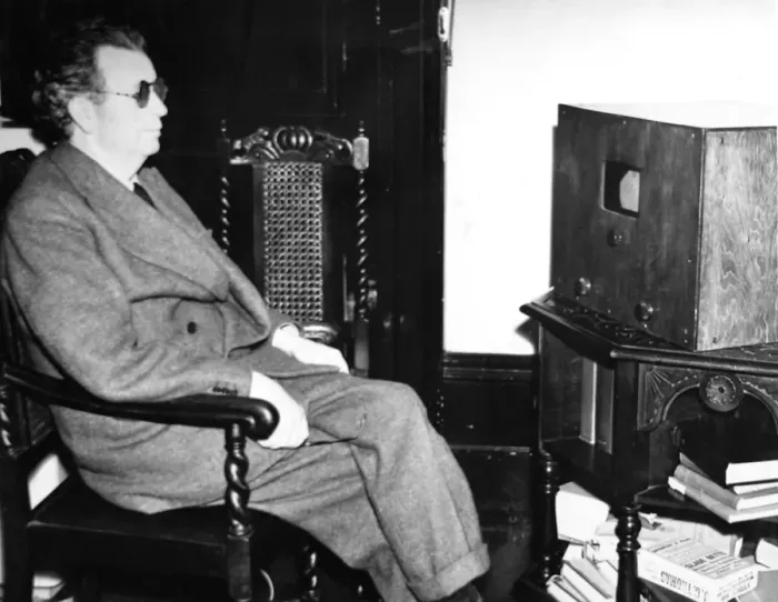 Framed Print : John Logie Baird watching Stereoscopic Television, 1942 Framed Print : John Logie Baird watching Stereoscopic Television, 1942