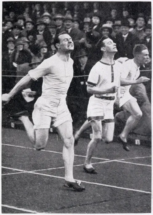 Framed Print : John Rinkel wins the 100-yards in even time (10sec) at the 1927 Varsity (Inter-University) Sports - a triumphant meeting for the Cambridge team. Date: 1927