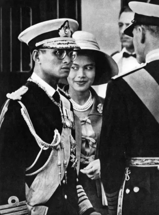 Framed Print : King Bhumibol Adulyadej and Queen Sirikit - Victoria Station Framed Print : King Bhumibol Adulyadej and Queen Sirikit - Victoria Station