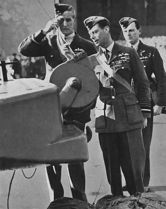 Framed Print : King George VI inspects barrage balloons, 1939 Framed Print : King George VI inspects barrage balloons, 1939