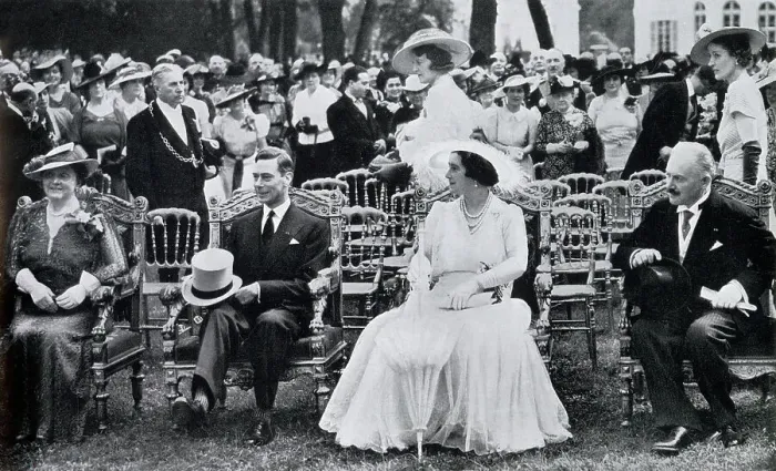 Framed Print : King George VI and Queen Elizabeth attending a garden party alongside President Lebrun and Mme. Lebrun at the Bagatelle, held in their honour during their visit to Paris in 1938