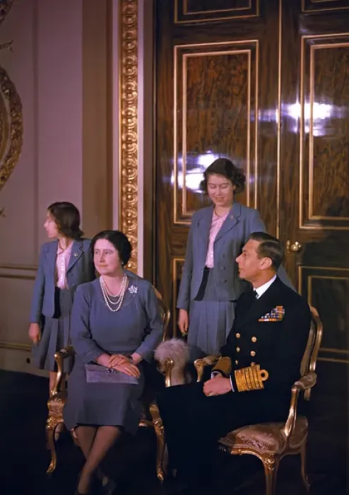 Framed Print : King George VI and Queen Elizabeth and their daughters Framed Print : King George VI and Queen Elizabeth and their daughters