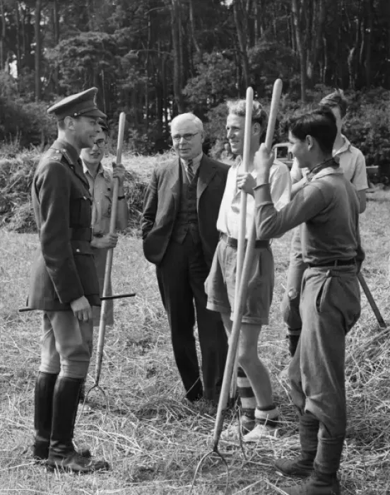 Framed Print : King George VI talking to wartime farm helpers Framed Print : King George VI talking to wartime farm helpers