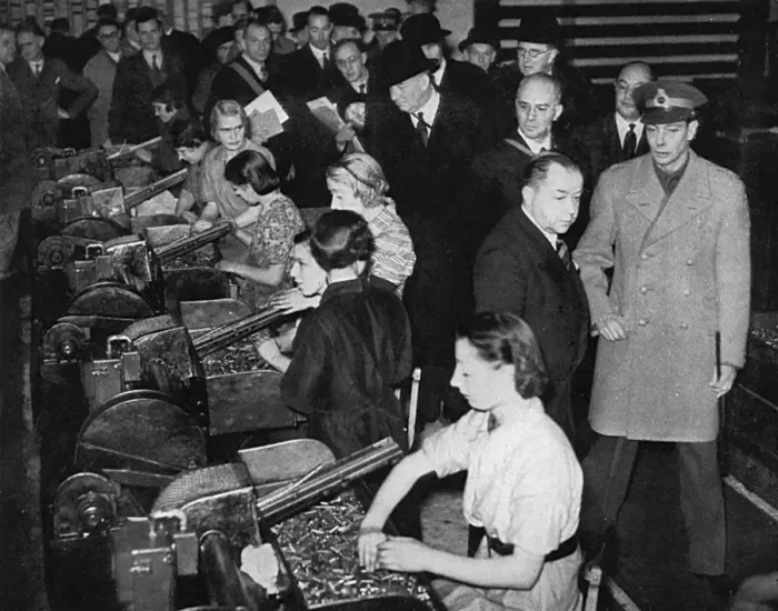 Framed Print : King George VI visits a Royal Ordnance factory, WWII Framed Print : King George VI visits a Royal Ordnance factory, WWII