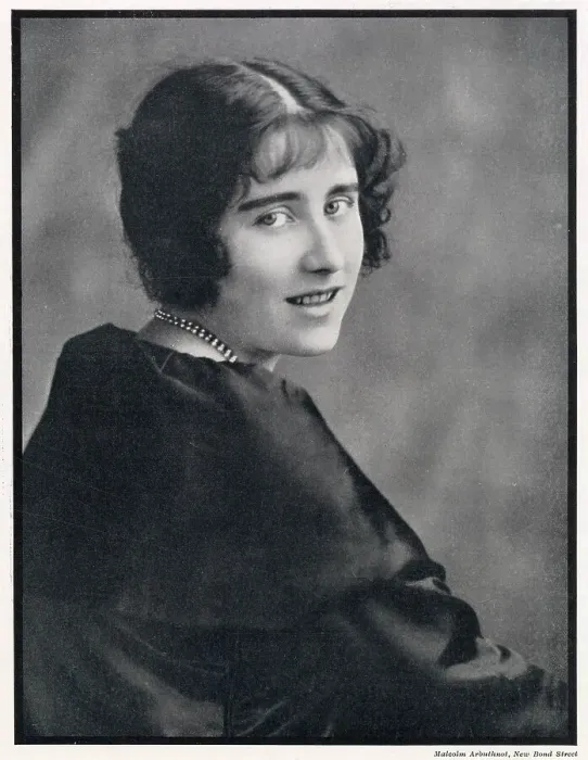 Framed Print : Lady Elizabeth Bowes-Lyon (1900 - 2002), year before her engagement to the Duke of York, Albert (later King George VI). Queen consort to King George VI and the mother of Queen Elizabeth II. Date: March 1922 Framed Print : Lady Elizabeth Bowes-Lyon (1900 - 2002), year before her engagement to the Duke of York, Albert (later King George VI). Queen consort to King George VI and the mother of Queen Elizabeth II. Date: March 1922