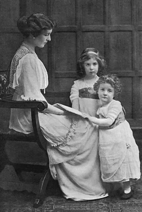 Framed Print : Lady Ingestre and two of her children, WW1 Framed Print : Lady Ingestre and two of her children, WW1