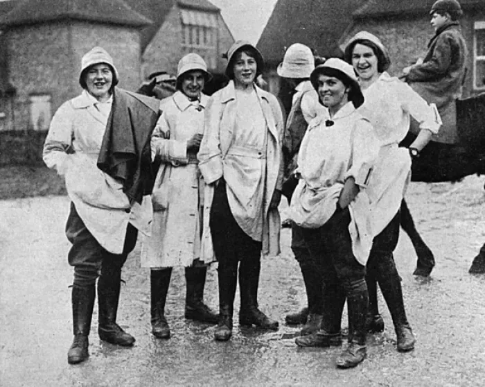 Framed Print : Land girls on a Surrey farm, WW1 Framed Print : Land girls on a Surrey farm, WW1