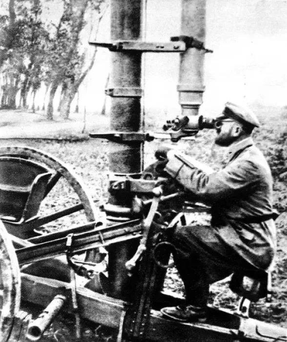 Framed Print : The land periscope: A German staf officer observing with a hyposcope Framed Print : The land periscope: A German staf officer observing with a hyposcope