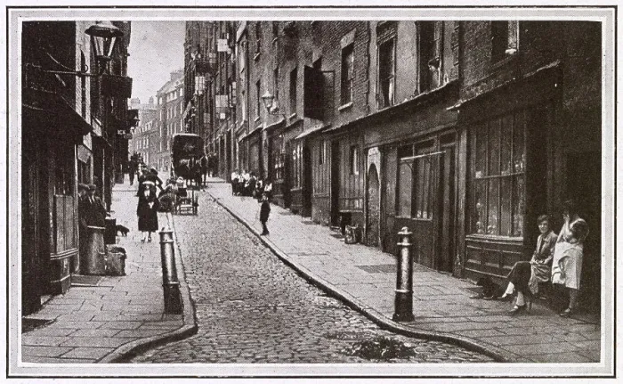 Framed Print : Little Italy in London - Eyre Street in Clerkenwell in the 1920s, an area with a large Italian community. Date: 1924 Framed Print : Little Italy in London - Eyre Street in Clerkenwell in the 1920s, an area with a large Italian community. Date: 1924