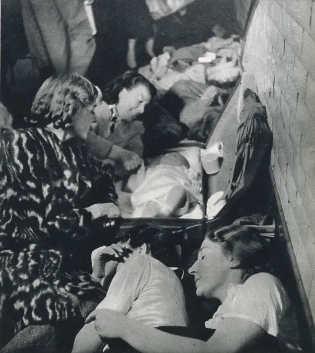 Framed Print : Londoners sleeping in the Underground during the Blitz Framed Print : Londoners sleeping in the Underground during the Blitz
