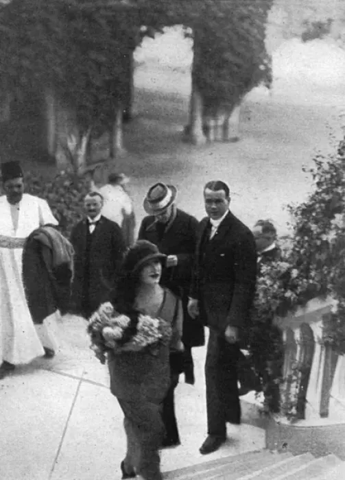 Framed Print : Lord Carnarvon arrives at Luxor with his daughter Framed Print : Lord Carnarvon arrives at Luxor with his daughter
