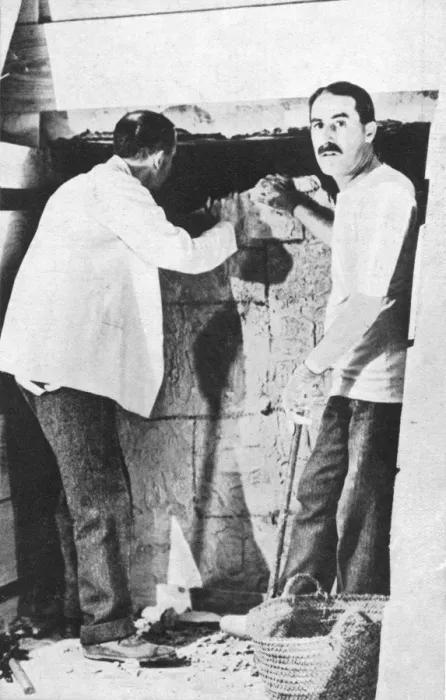 Framed Print : Lord Carnarvon and Howard Carter in Tutankamens Tomb, Egypt