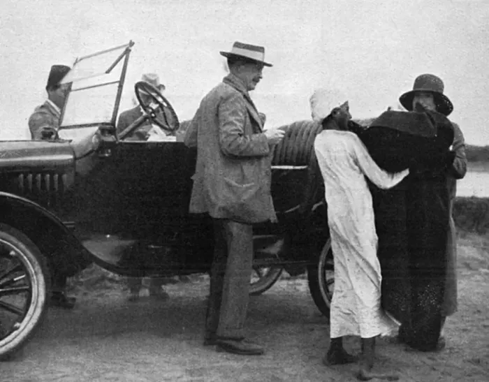 Framed Print : Lord Carnarvon preparing to reach the Valley of the Tombs of Framed Print : Lord Carnarvon preparing to reach the Valley of the Tombs of