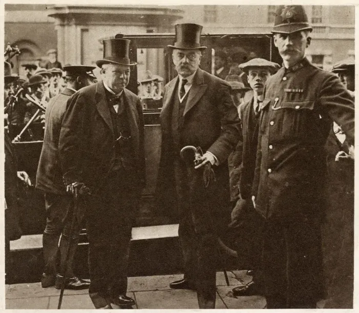 Framed Print : Lord Kitchener and Lord Haldane arriving at the War Office Framed Print : Lord Kitchener and Lord Haldane arriving at the War Office