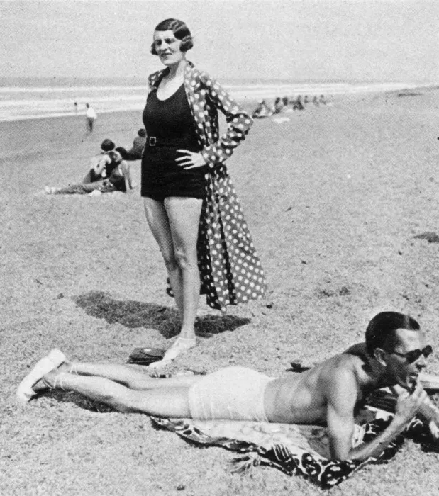 Framed Print : M. and Mme. Dubonnet at the Miramar beach, Biarritz Framed Print : M. and Mme. Dubonnet at the Miramar beach, Biarritz