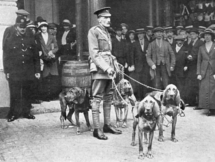 Framed Print : Major Richardson leaves for Belgium with bloodhounds, WW1 Framed Print : Major Richardson leaves for Belgium with bloodhounds, WW1