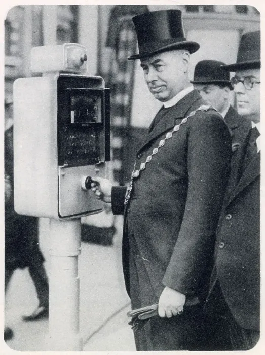 Framed Print : The Major of Westminster and Rev. E St. George Schomberg inaugurating the new traffic light system. Replacing the sixteen policemen which controlled vehicles travelling in Trafalgar Square, London. Date: 3rd April 1933 Framed Print : The Major of Westminster and Rev. E St. George Schomberg inaugurating the new traffic light system. Replacing the sixteen policemen which controlled vehicles travelling in Trafalgar Square, London. Date: 3rd April 1933
