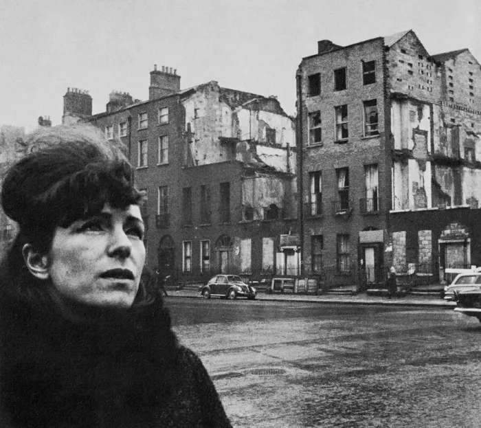 Framed Print : Mariga Guinness with derelict Georgian house in Dublin Framed Print : Mariga Guinness with derelict Georgian house in Dublin