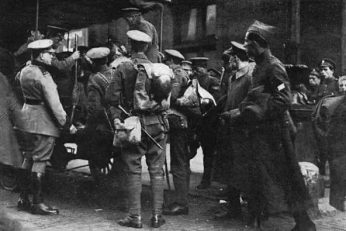 Framed Print : Meeting troops on leave at London train station, WW1 Framed Print : Meeting troops on leave at London train station, WW1