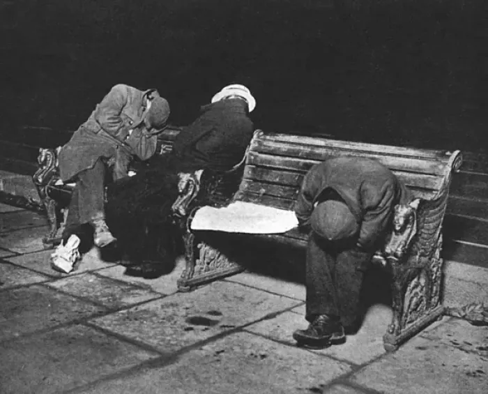 Framed Print : Men sleeping rough on the embankment, London, 1910 Framed Print : Men sleeping rough on the embankment, London, 1910