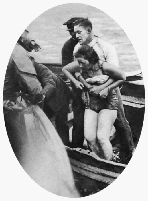 Framed Print : Mercedes Gleitze, swimmer, pulled from the water