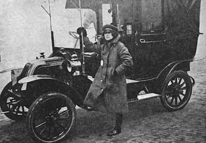 Framed Print : Miss Susan Dudley Ryder, Londons 1st lady taxi driver, WW1 Framed Print : Miss Susan Dudley Ryder, Londons 1st lady taxi driver, WW1