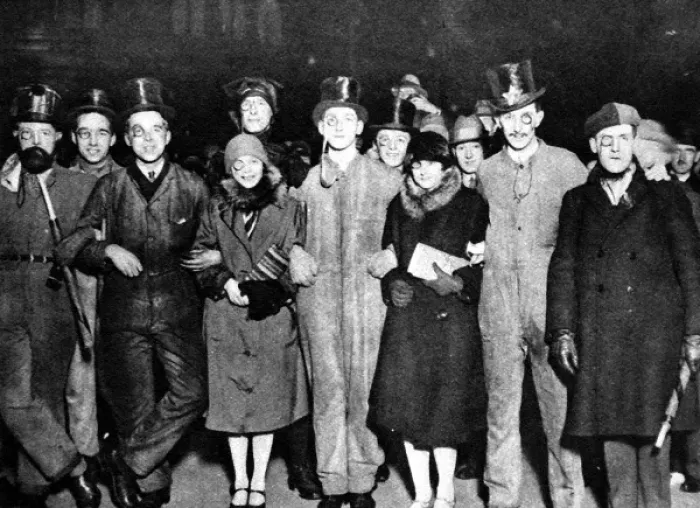 Framed Print : Monocled Glasgow University Undergraduates, 1926 Framed Print : Monocled Glasgow University Undergraduates, 1926