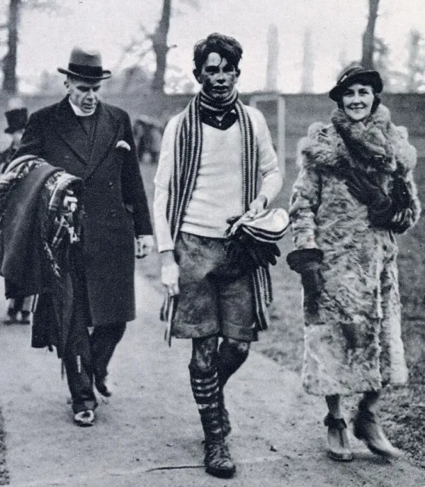 Framed Print : Mr and Mrs Gillingham with son Anthony at St Andrews day - Eton College. Date: 1935 Framed Print : Mr and Mrs Gillingham with son Anthony at St Andrews day - Eton College. Date: 1935