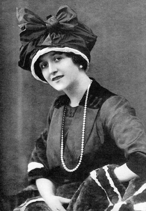 Framed Print : Mrs Robert Winthrop Chanler (Mlle. Lina Cavalieri) Framed Print : Mrs Robert Winthrop Chanler (Mlle. Lina Cavalieri)
