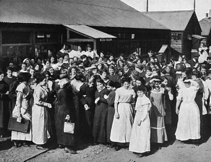 Framed Print : Munitions workers waiting for the tea hooter, WW1 Framed Print : Munitions workers waiting for the tea hooter, WW1