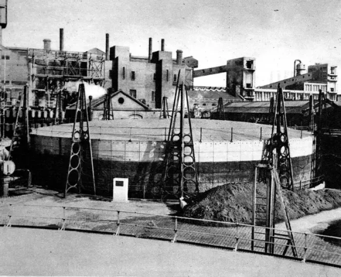 Framed Print : No. 2 Gasometer, Sands End Lane, Fulham, 1954 Framed Print : No. 2 Gasometer, Sands End Lane, Fulham, 1954