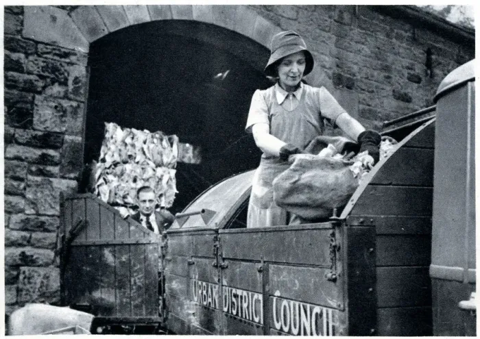 Framed Print : Norah Blaney working on a dust-cart in WWII Framed Print : Norah Blaney working on a dust-cart in WWII