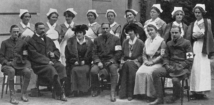 Framed Print : At the Oldway military hospital in Paignton, Devon, WW1 Framed Print : At the Oldway military hospital in Paignton, Devon, WW1