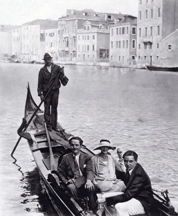 Framed Print : Oswald and Cynthia Mosley on hoilday in Venice Framed Print : Oswald and Cynthia Mosley on hoilday in Venice