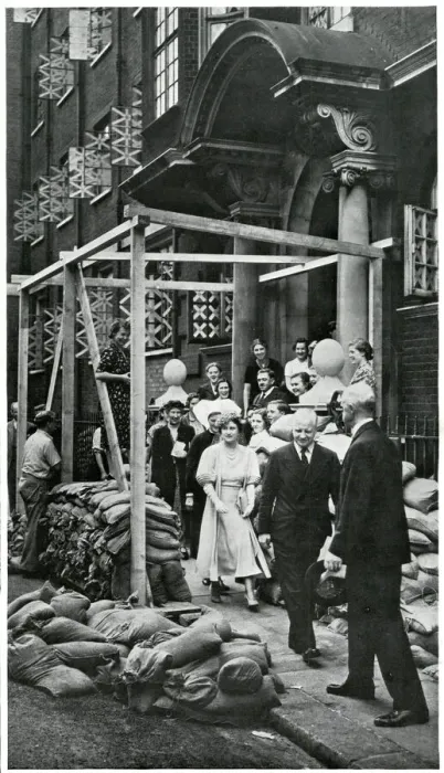 Framed Print : Outbreak of WWII - Queen visits Vincent Square hospital 1939