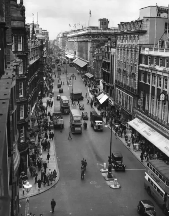Framed Print : Oxford Street, c. 1950 Framed Print : Oxford Street, c. 1950